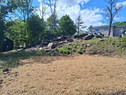 182 Dover Dr, Bushkill, PA 18324 photo 2