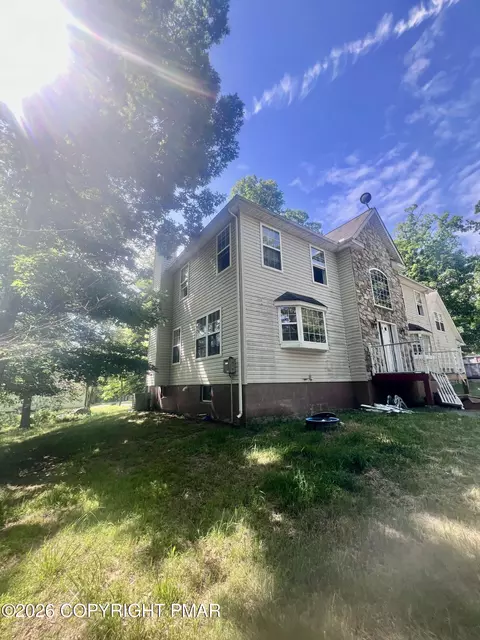 105 Hobbit Dr, Tamiment, PA 18371