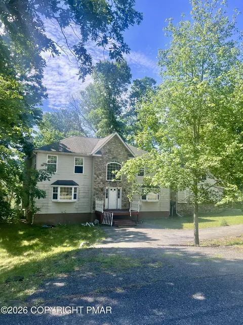 105 Hobbit Dr, Tamiment, PA 18371
