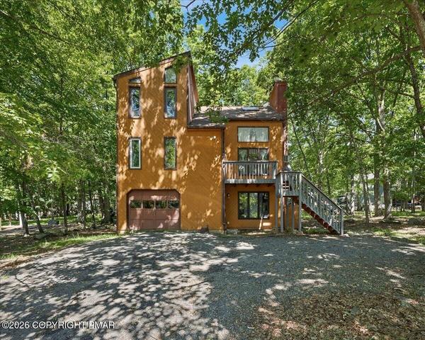 221 Somerset Dr, East Stroudsburg, PA 18301