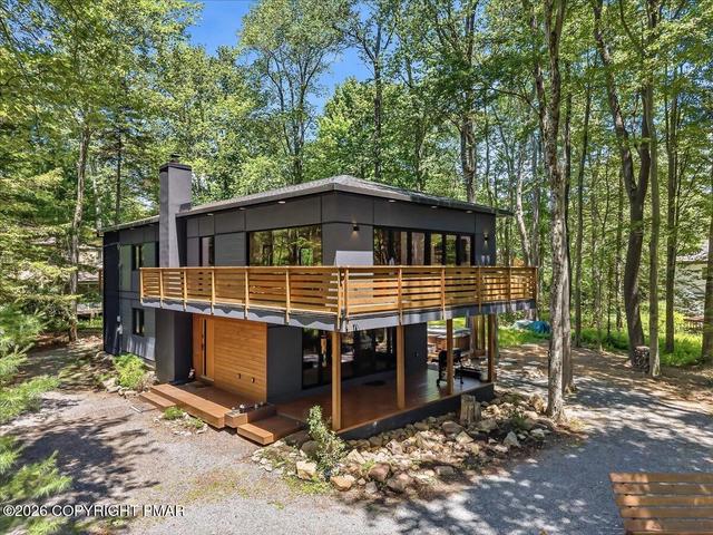 1142 Oakland Pl, Pocono Pines, PA 18350