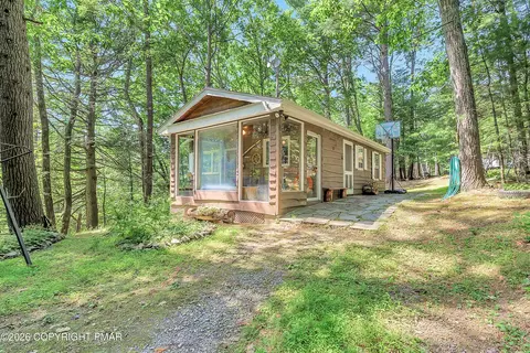 2221 Fernway Dr, Kunkletown, PA 18058