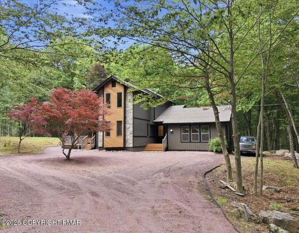 4366 Skyline Dr, Canadensis, PA 18325