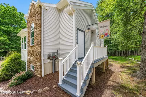 12 Beachwood Ct, Lake Harmony, PA 18624