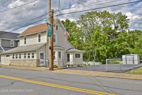 707 Garibaldi Ave, Roseto, PA 18013