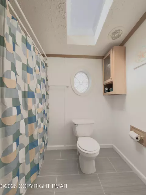 Bath - 890 Seybert St, Hazleton, PA 18201 photo 6 of 6