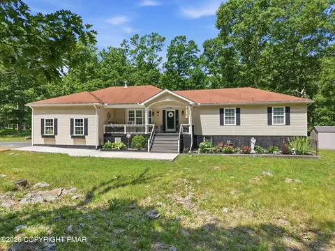 3172 Bluebird Dr, Bushkill, PA 18324
