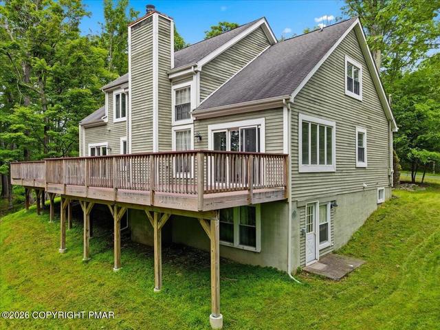 161 Fawnwood Dr, Greentown, PA 18426