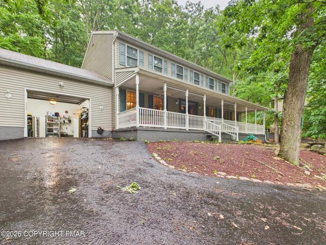 5390 Woodbridge Dr E, Bushkill, PA 18324