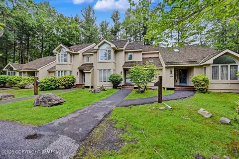 1015 Crestwoods Dr, Pocono Pines, PA 18350
