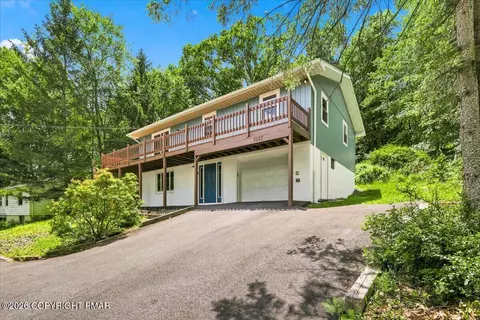 1027 Maple Lake Dr, Bushkill, PA 18324
