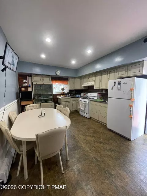 239 E Chestnut St, Hazleton, PA 18201 photo 5