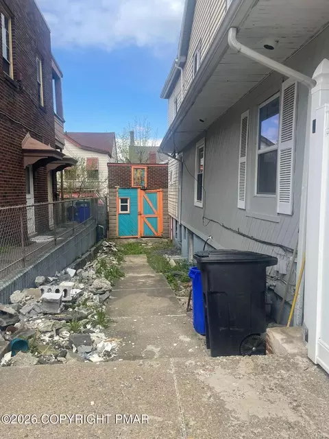 239 E Chestnut St, Hazleton, PA 18201 photo 3