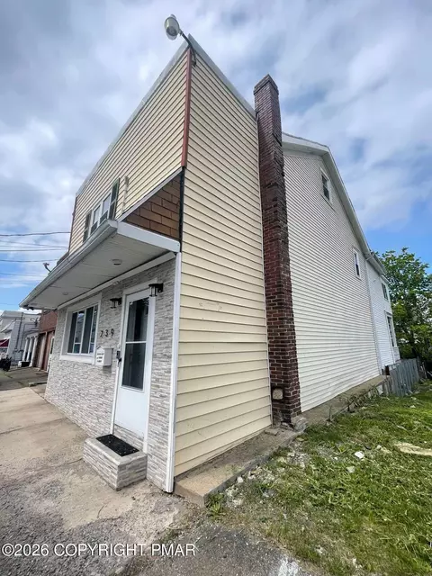 239 E Chestnut St, Hazleton, PA 18201 photo 2