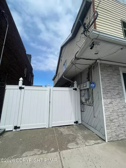 239 E Chestnut St, Hazleton, PA 18201 photo 1