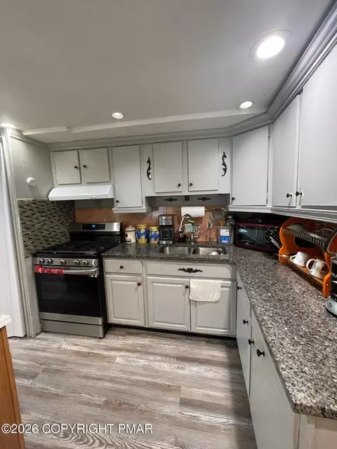 239 E Chestnut St, Hazleton, PA 18201 photo 8