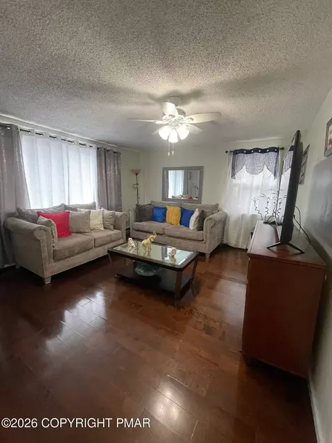 239 E Chestnut St, Hazleton, PA 18201 photo 4