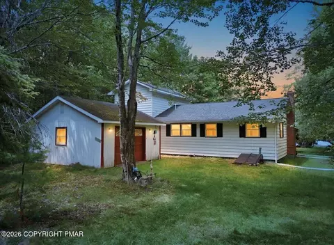 135 Blue Heron Cir, Pocono Summit, PA 18346