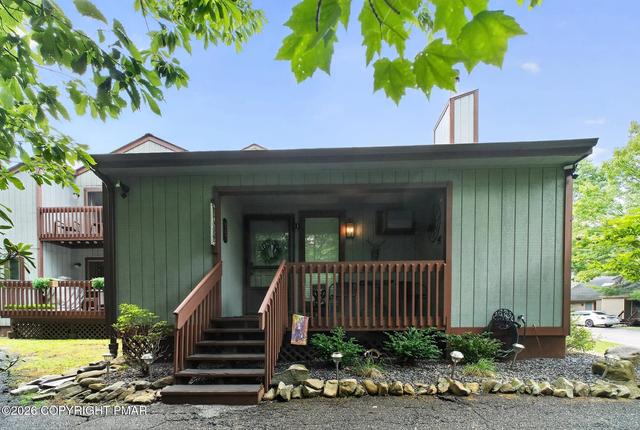 15 Ski Side Ct, Tannersville, PA 18372