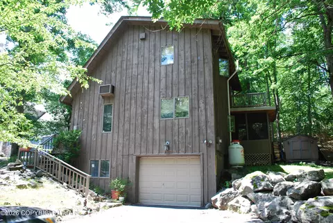 424 Saunders Dr, Bushkill, PA 18324