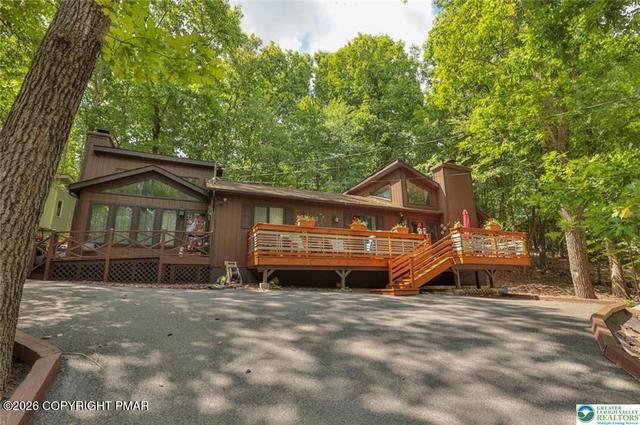 2114 Lansdale Dr, East Stroudsburg, PA 18301