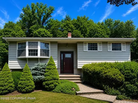 34 Parkway Dr, Stroudsburg, PA 18360