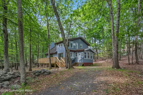2306 Chatham Ct, Bushkill, PA 18324