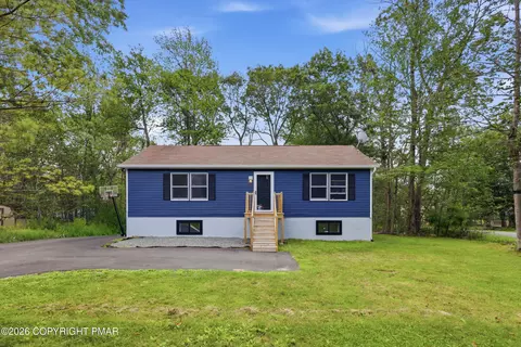1073 Seven Nations Dr, Tobyhanna, PA 18466