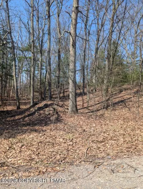 9 Hollow Dr 9 Dr, Stroudsburg, PA 18360