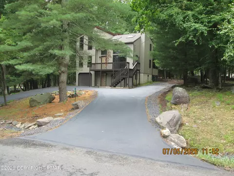 207 Somerset Dr, East Stroudsburg, PA 18301