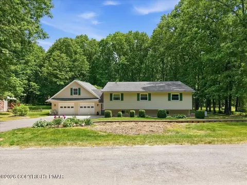 209 Manor Ln E, Lehighton, PA 18235