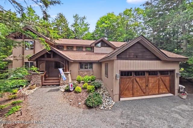 6135 Lakeview Dr, Pocono Pines, PA 18350