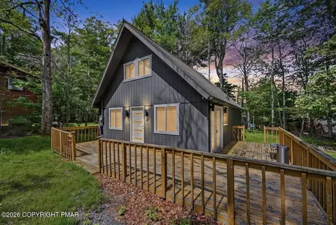 1717 Rolling Hills Dr, Tobyhanna, PA 18466