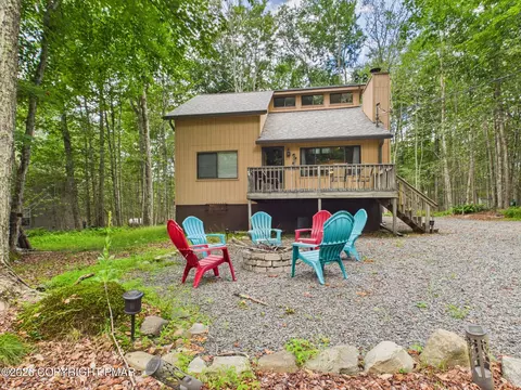 308 Arapaho Dr, Pocono Lake, PA 18347