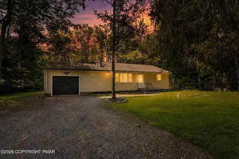 3279 Beech Ridge Dr, Pocono Summit, PA 18346