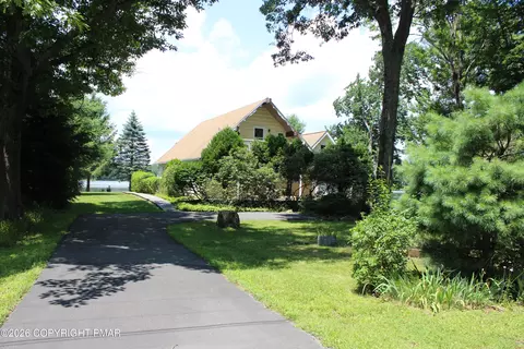 2132 Shore Line Dr, Pocono Summit, PA 18346