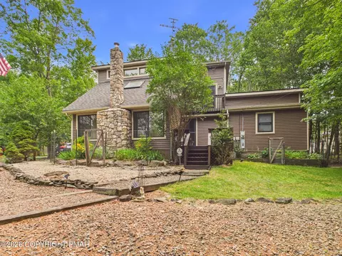 6014 Boardwalk Dr, Tobyhanna, PA 18466