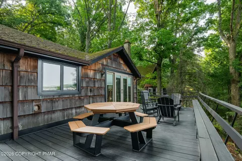 101 Antler Ridge Ct, Hawley, PA 18428