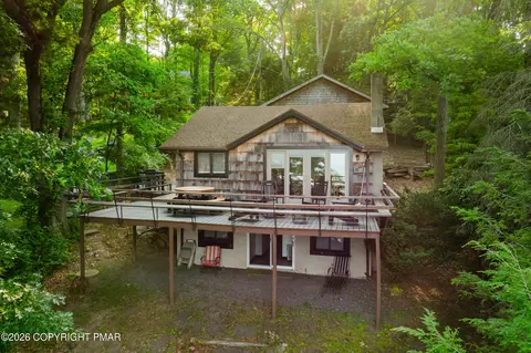 101 Antler Ridge Ct, Hawley, PA 18428