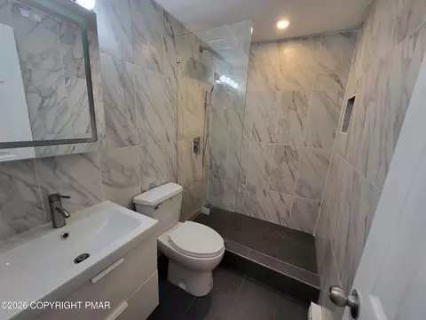 Bath - 159 Manchester Dr, Bushkill, PA 18324 photo 3 of 3