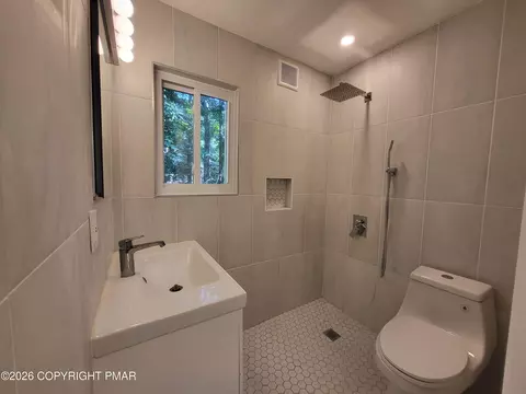 Bath - 159 Manchester Dr, Bushkill, PA 18324 photo 1 of 3