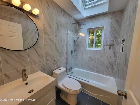 Bath - 159 Manchester Dr, Bushkill, PA 18324 photo 2 of 3
