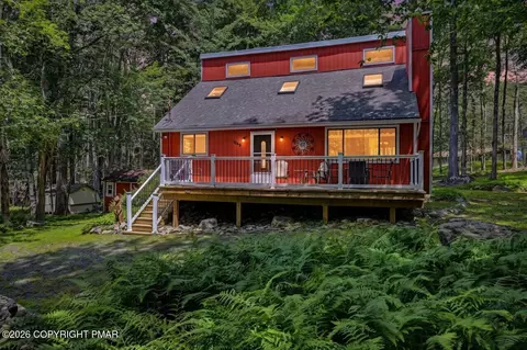 1049 Maple Dr, Pocono Lake, PA 18347