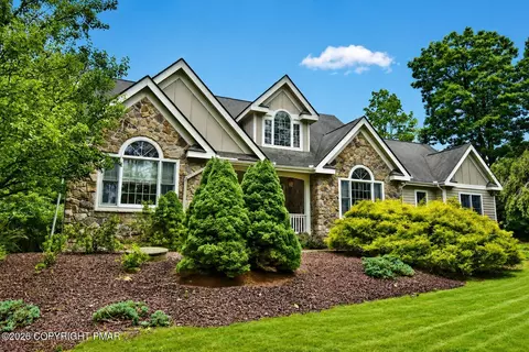 326 Sunset Ave, Pocono Manor, PA 18349