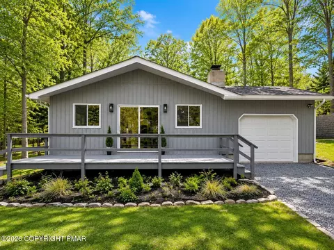 5040 Melrose Dr, Tobyhanna, PA 18466