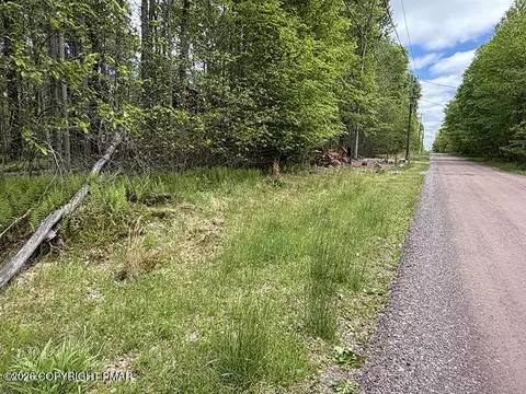 6 Winnebago Dr, Pocono Lake, PA 18347