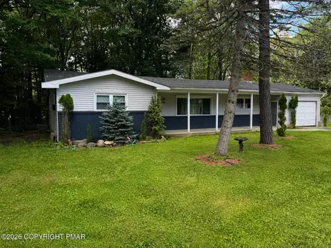 129 Stillwater Dr, Pocono Summit, PA 18346