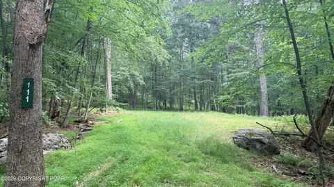 111 Lake View Cir, Hawley, PA 18428