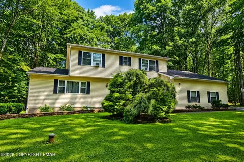 1202 Circle Dr N, Stroudsburg, PA 18360