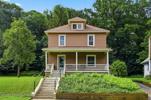 63 Oak St, Delaware Water Gap, PA 18327